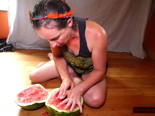 Solo_Pussy-loving MILF Licks, Fists, Squirts on Watermelon EatsSquirt Messy!