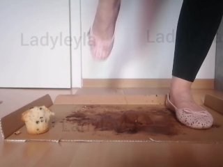 Ladyleyla Zertritt Muffins in Ballerinas UndBarfuß Und Spuckt_Auf Sie