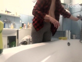 Big Tits Lena downblouse while cleaningbathtube