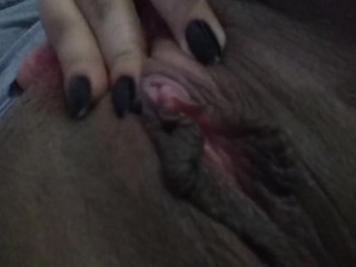 Solo Jugando con mis gruesos labios vaginales y_clitoris, te gusta_lo que ves?