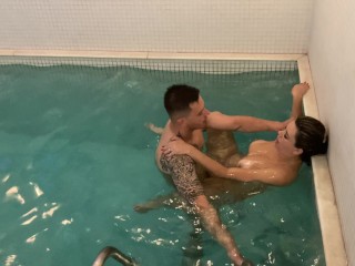 couple fucking in the pool until the husband comes in_his wife'smouth