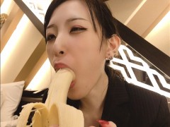 Русский субтитр Я надел этот презерватив на этот банан у себя во рту♥ Японский минет и рукоблудие