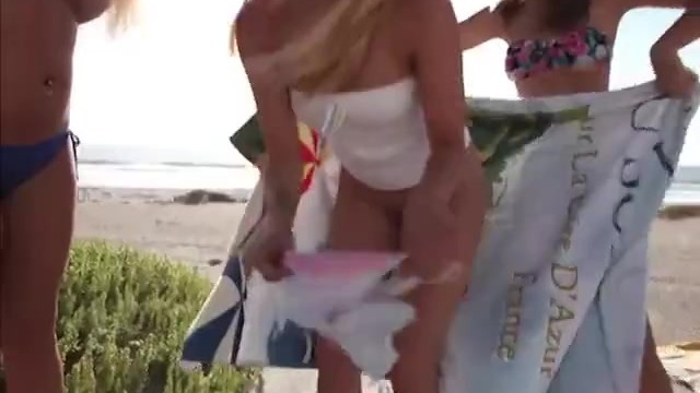 Lil Kelly walk with her girlfriend at the beach ang gets naked