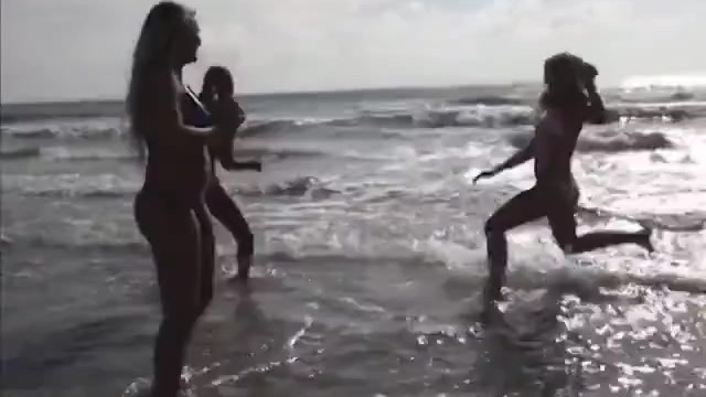 Lil Kelly walk with her girlfriend at the beach ang gets naked