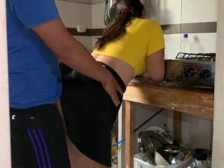 Mi cuñado me folla en la cocina mientras_mi marido_trabaja