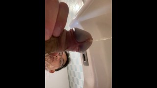 Toilet 顔出し 男子学生 小便器で全裸おしっこ 下から撮影 おしっこの穴がよく見える 無修正 素人