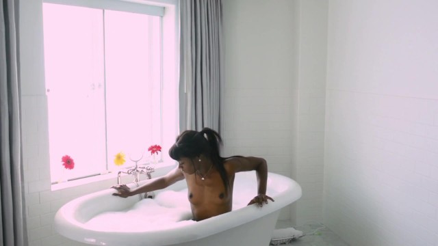 Delightful Ebony Lesbians Relaxes In The Bathtub 5