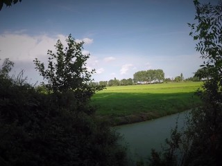 Stoutepijpt mijn pik buiten in de Nederlandse_polder. Over haar hele gezicht gespoten
