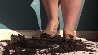 Kink TRAMPLES SPLOSHES Her Cookies Sexy Girl With Beautiful Feet