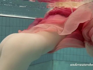 Katya Okuneva stripsin her red lingerie underwater
