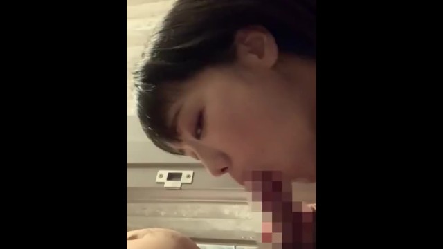 【個人撮影】『クラブの娘とトイレでｗ』クラブで声かけした巨乳のJDをトイレに連れ込みフェラ抜きしてもらい主観スマホ撮影ｗ - 熟女エロ動画 熟女の王道