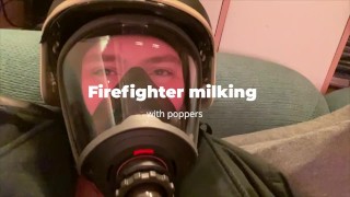 Feuerwehrmann wird gemolken