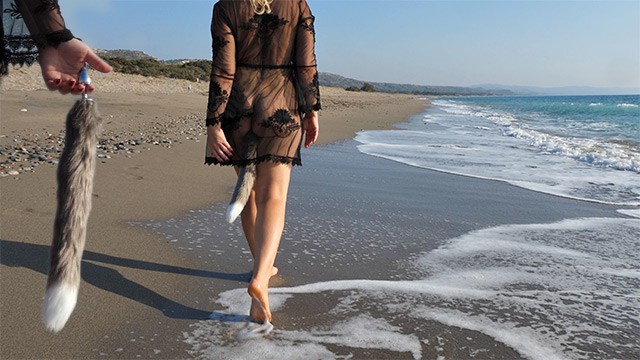 Saxy Coda - Una Donna Sexy in Spiaggia Prende un Plug Anale a Coda Di Volpe Nel Culo -  Plug Anale Pubblico All'a - Pornhub.com