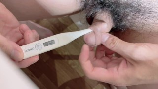 体温計でおちんちんの温度を測るヘンタイ大学生 おふざけエロ動画