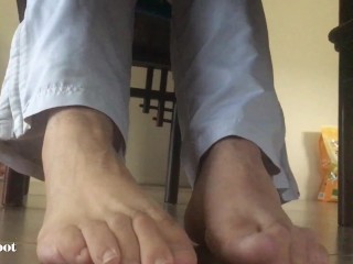 A cheeky peak under the dining room table caught_a sexy big pair of_sweaty daddy feet - Manlyfoot