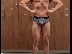 Bodybuilder posing at the gym 
