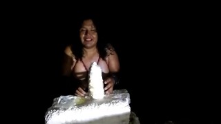 Gorda transexual Elizabeth se dilata el ano con pieza gigante de plástico a orillas del mar