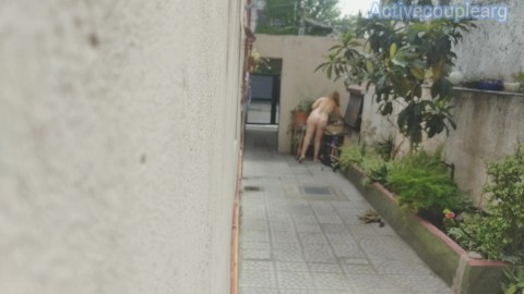 7:27. voyeur la vecina desnuda en el pasillo y la miran desde la calle. 