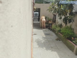 voyeur_la vecina desnuda en el pasillo y la miran desde lacalle