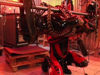 Für Liebhaber Von Rubber Bondage Und Spank Mit Happyend
