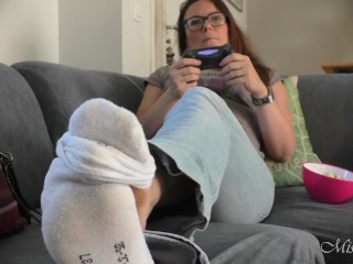 Footfetish Ignore_cam bare feet. Netflix and chill. FrenchDom POV