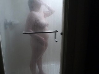 Nerdy White Milf Takes a Quick Shower at the Hotel