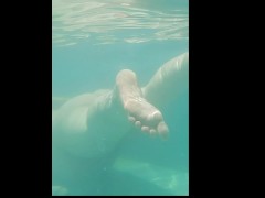 CHUBBY GIRL BIG ASS SWIMMING ABSOLUTELY NAKED UNDER WATER BBW