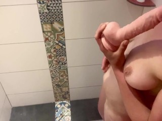 Mon EX petite amie se masturbe sous la douche du camping_devant la camera quelle salope