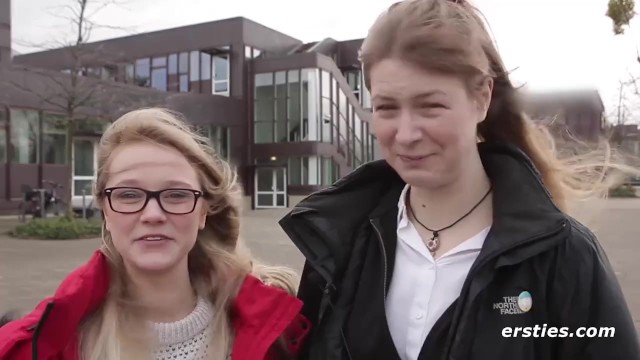 Deutsche Mädels vergnügen sich in einer Bibliothek in Berlin