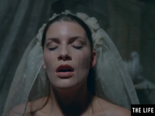 Watch a kinky abandoned bride_masturbate to_a mindblowing orgasm