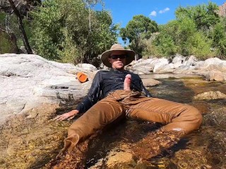 Wideo, Filmy, Scena, Strzelanie: Pissing on myself and cooling off in a river after a hot day of field work w Szukaj ( Faceci solo)