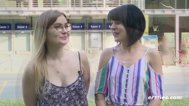 Deutsche Blondine wird von Freundin anal mit Dildo penetriert
