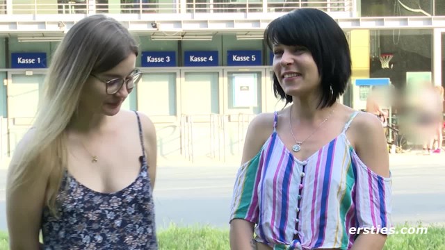 Deutsche Blondine wird von Freundin anal mit Dildo penetriert