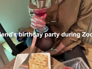 ズームで友達の誕生日会中、尿意を催しバレないように少しずつおもらしするも