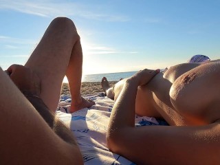 Grosse Envie de baiser à la plage publique nue il me fait mouiller mais tropde gens autourde nous