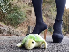 野外女装ヒールでぬいぐるみを踏み潰すクラッシュフェチ japanese crossdress crush fetish leg heels public