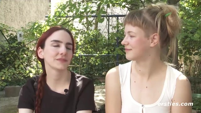 Spanierin vögelt ihre deutsche Freundin mit Strap-On