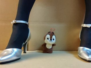 女装ハイヒールでぬいぐるみを踏みつけながらオナニーして射精する　日本人クラッシュフェチ