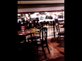 LaChicaSpider le gusta mostrar sus_tetas en el restaurante y metro dela Cuidad de México