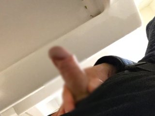 20代男子が公衆トイレで放尿＆射精