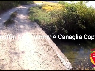 Lui in_bici e lei corre a piedi ma poi la mette_a pecora