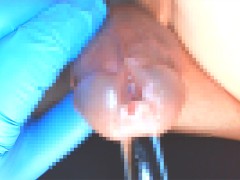 尿道にガラス棒を入れるところをドアップで撮影。Take a video of putting a glass rod in the urethra.