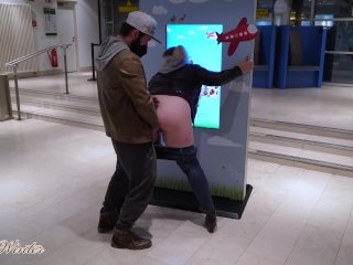 Extremes Public Am Im Flughafen Bremen - Julia Winter
