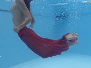 Tiny skinnypornstar Hermione Ganger_in the pool