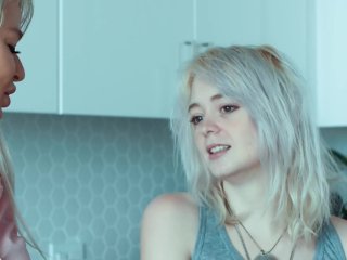 SEXY MOMMA - London and Annie Eat EachOther for_Dinner
