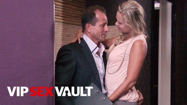 VIP SEX VAULT - Squirting Blonde Barra Brass Fucks Real Estate Agent -  Pornhub.com