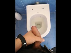 Mi masturbo in bagno