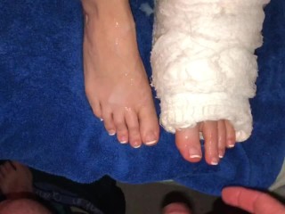 Leg Cast Fetish: Cumshot_on both her feet and toes gets cleaned up with his mouth - toesucking