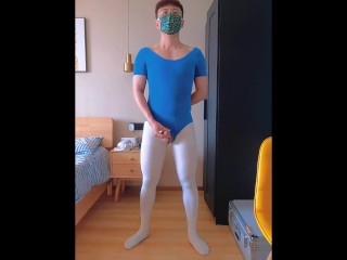 バレエスーツを着た男が自慰行為と射精