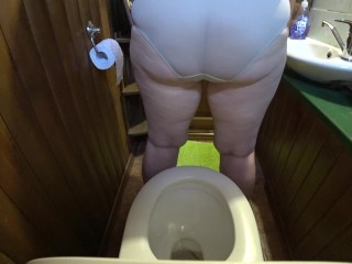 Pissing mature chubby MILF with big butt.